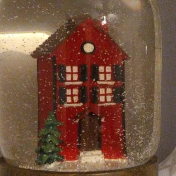 Home in the Snow Snowglobe musical - Here Comes Santa Claus wind-up red house - Picture 5 of 8